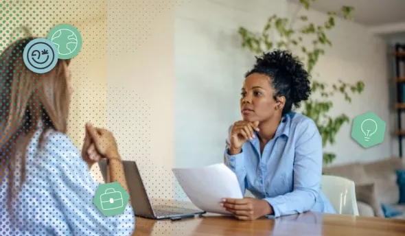 Candidate échangeant avec un recruteur et prenant des notes pour poser ses questions finales.
