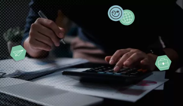 Responsable RH rédigeant une note de service sur les congés payés, affichée sur un écran partagé.