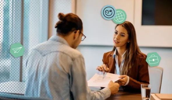 Responsable RH analysant un tableau de bord interactif des KPI de recrutement.