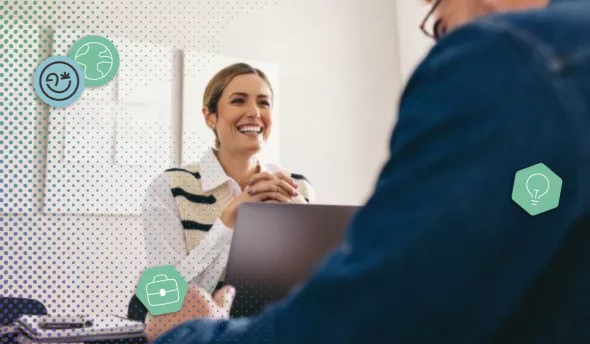 Manager RH discutant avec un collaborateur à haut potentiel pour définir un plan de développement personnalisé au sein de l’entreprise