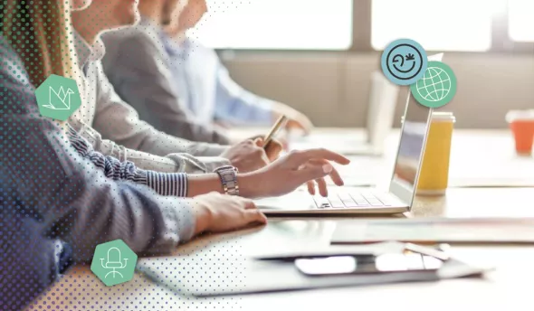 Personnes en train de prendre des notes sur leurs ordinateurs