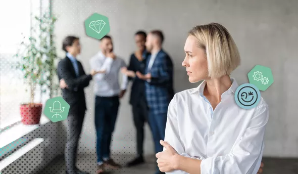 Femme RH observant un groupe de 4 profils différents, concept de recrutement stratégique