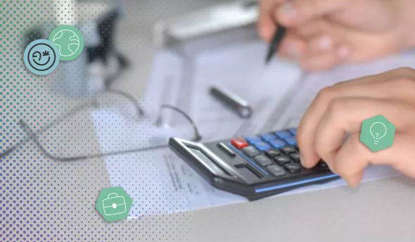 Responsable paie saisissant les cotisations URSSAF dans un logiciel SIRH pour assurer la conformité sociale de l’entreprise.