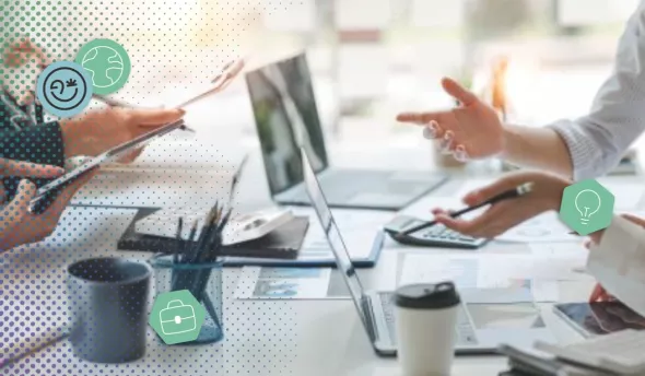 Jeune collaboratrice Zillennial échangeant avec son manager dans un espace de travail moderne, tablette à la main.