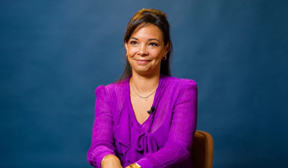 Laura Streleski, co-fondatrice de La Collab, s'exprime face caméra.