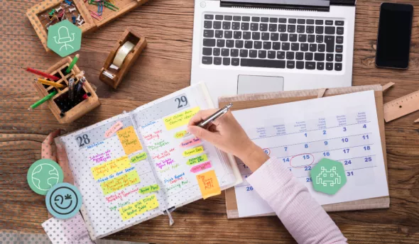 Collaborateur qui organise son agenda.