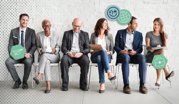 Responsable RH créant un tableau de classification des emplois sur un écran interactif.