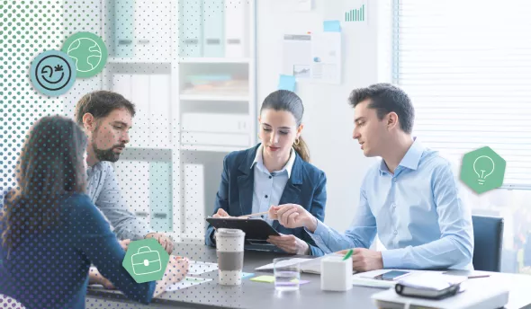 Responsable RH examinant un tableau de bord de recrutement et des CV pour détecter les pièges à éviter.