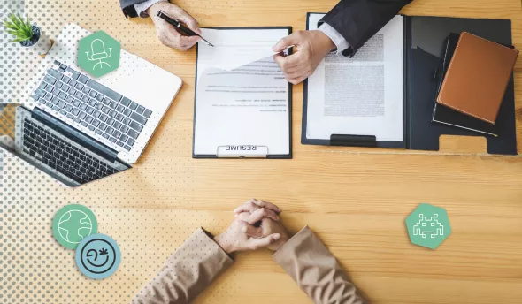 Gestionnaire RH vérifiant les coefficients sur un tableau de classification salariale.