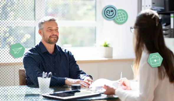 Recruteur analysant le tableau de bord d’une campagne de recrutement programmatique.