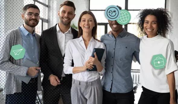 Des collaborateurs connectés célèbrent un objectif atteint via visioconférence, illustrant les bonnes pratiques de team building virtuel et de reconnaissance à distance.