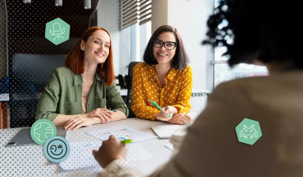 Collaborateurs utilisant un intranet pour documenter et partager leur savoir-faire métier