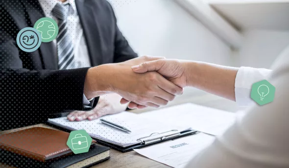 Chargée de recrutement consultant un ATS, affichant un vivier de candidats segmentés par compétences.