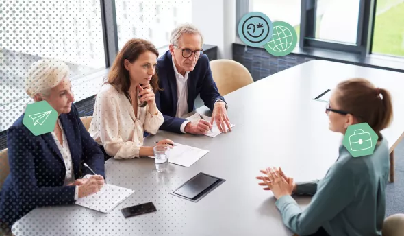 Collaboratrice relevant un défi professionnel avec le soutien bienveillant de son manager, symbolisant la sortie progressive de sa zone de confort.