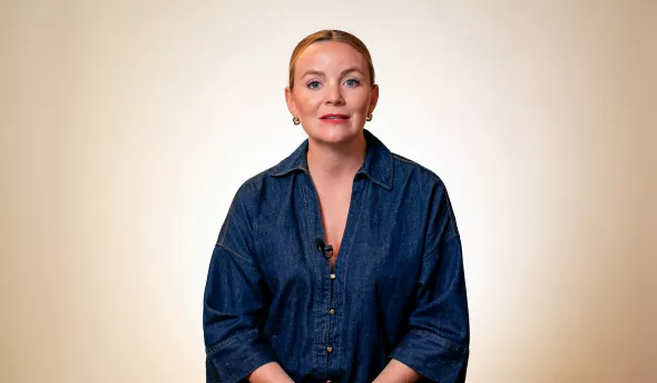 Amélie témoigne de son expérience face caméra.