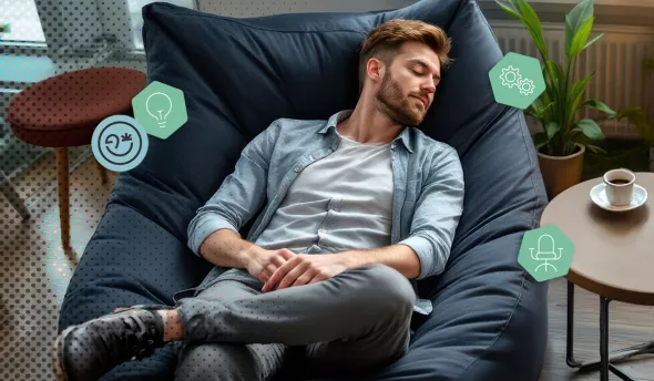 Un homme qui fait la sieste dans un lieu cosy