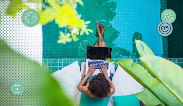 Professionnel travaillant en terrasse au sud de l’Europe avec ordinateur portable