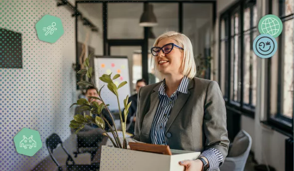 Jeune salariée quittant son bureau illustrant le phénomène du revenge quitting
