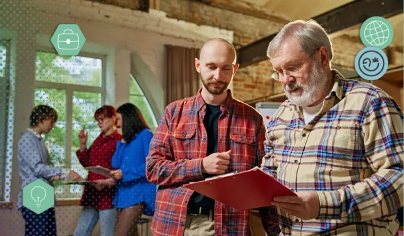 Un jeune salarié échange avec un collègue senior lors d’une séance de mentoring inversé