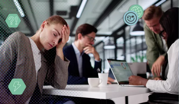 Une salariée contrariée face aux petites manies agaçantes de son collègue de bureau