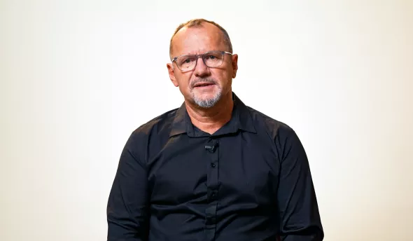 Eric témoigne face caméra