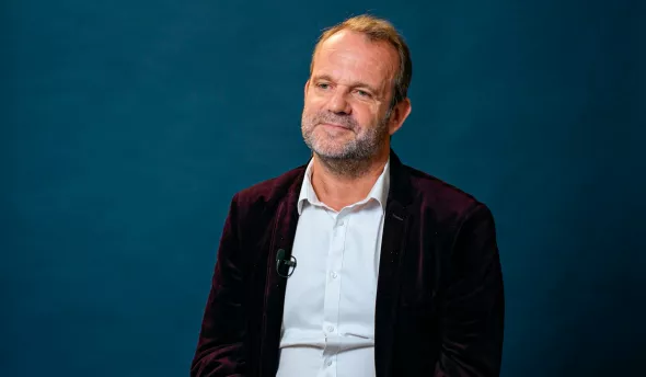 Arnaud Bourguoin s'exprime assis face caméra