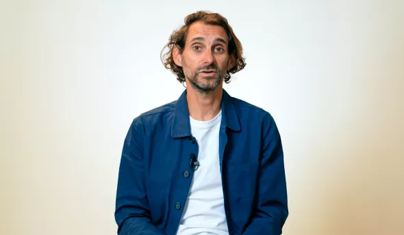 Antoine témoigne assis face caméra