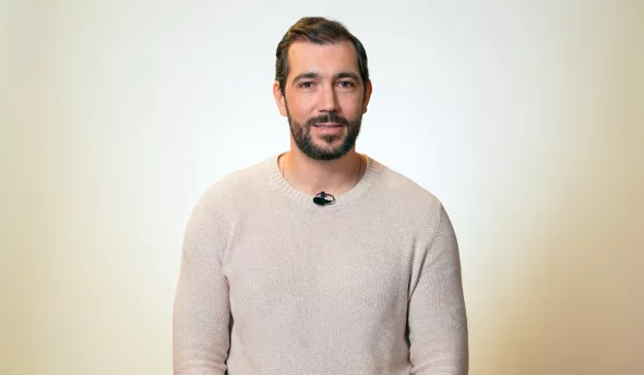 Simon explique son initiative face caméra