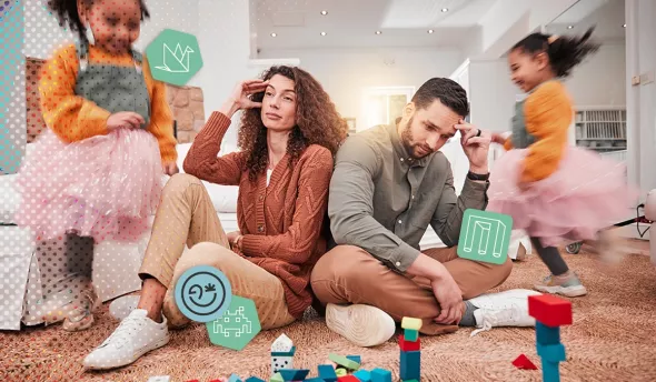 Parents épuisés entourés d’enfants en pleine agitation pendant les vacances scolaires