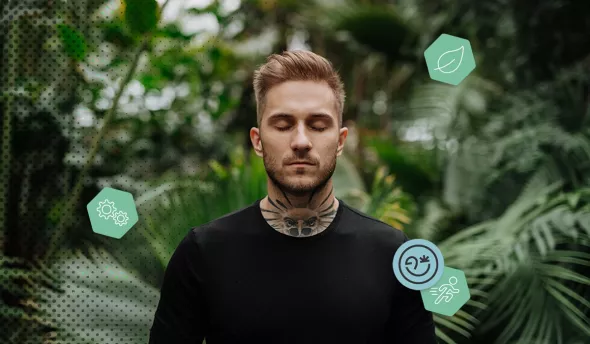 Homme méditant en pleine nature, yeux fermés, illustrant la gestion de l’éco-anxiété