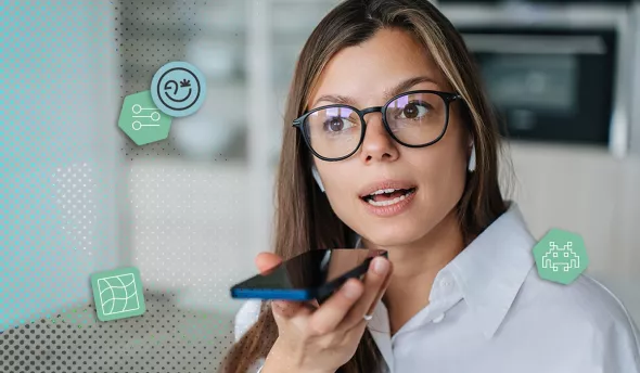 Jeune femme utilisant la commande vocale de son smartphone pour communiquer de manière décontractée