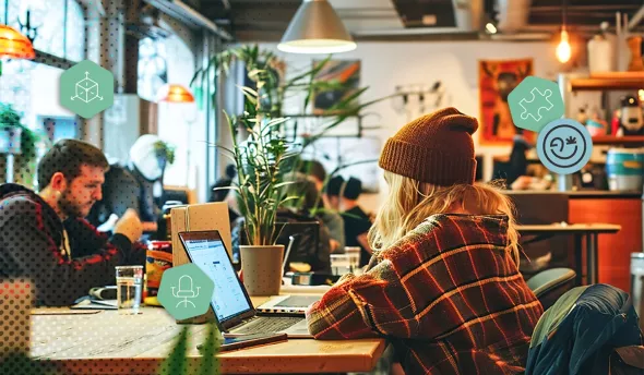 Jeune femme travaillant sur un ordinateur portable dans un espace de coworking cosy