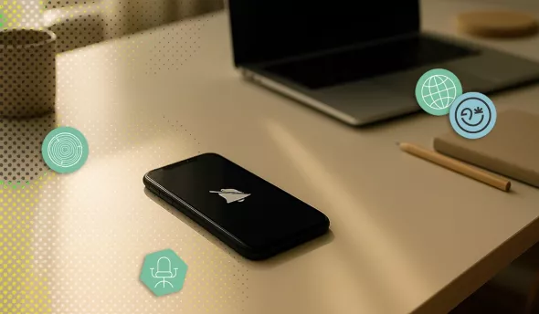 Smartphone en mode silencieux posé sur un bureau épuré, symbolisant le minimalisme numérique