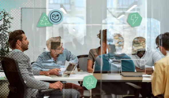 Équipe diversifiée en salle de réunion, jeu de transparence derrière une cloison vitrée