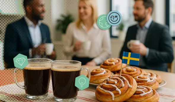 Deux tasses de café et des cinnamon buns suédois avec un drapeau suédois sur une table.