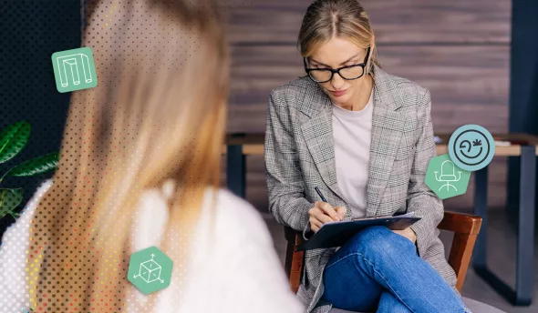 Une manager en pleine discussion avec une collaboratrice, prenant des notes