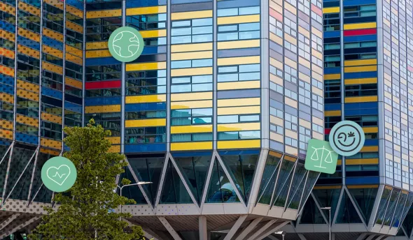 Façade colorée d’une compagnie d'assurance maladie aux Pays-Bas, symbole d’un système de santé innovant