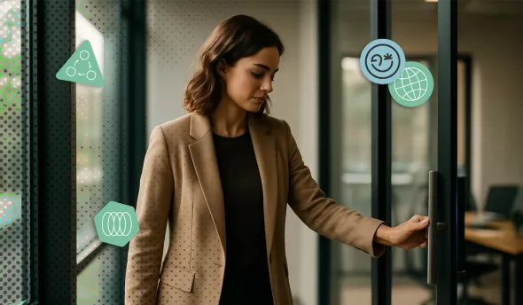 Femme fermant la porte vitrée d’un bureau moderne, symbole de la clôture d’une tâche