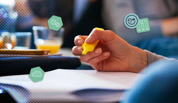 Main tenant un surligneur jaune en train de surligner du texte sur un document de réunion