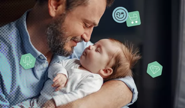 Père barbu tenant tendrement son bébé endormi dans ses bras