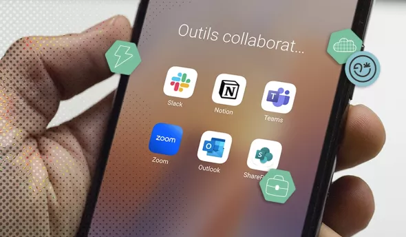 Main qui tient un smartphone avec un écran montrant des applications d'outils collaboratifs comme Slack, Notion et Teams