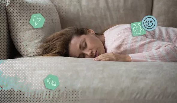 Femme allongée sur un canapé illustrant la surcharge mentale et la fatigue