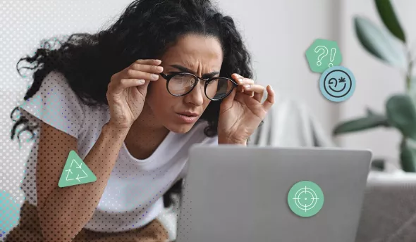 Jeune femme perplexe scrutant son ordinateur portable en télétravail