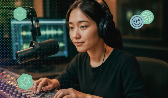 Designer sonore au travail dans un studio audio