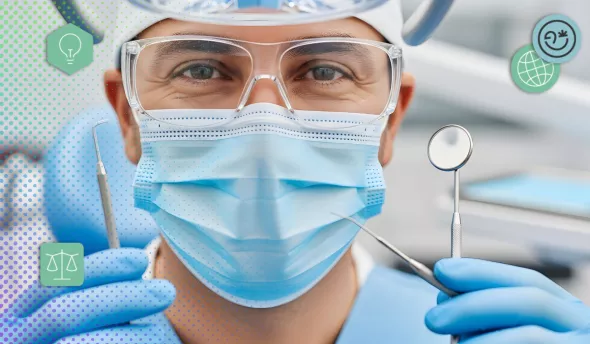 Dentiste portant un masque et des lunettes tenant des outils médicaux