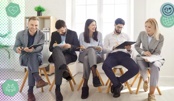 Groupe de collaborateurs pendant un icebreaker en entreprise