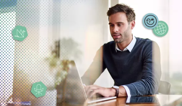 homme devant ordinateur