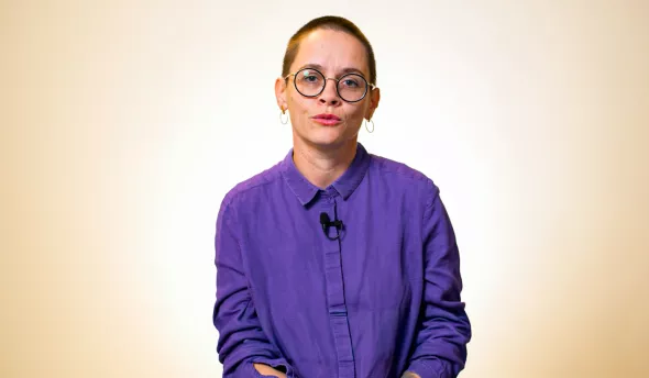 Mélissa Kieny s'exprime face caméra.