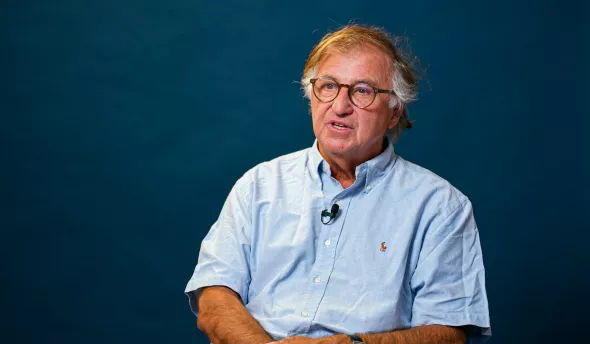 Jacque Prades s'exprime face caméra.