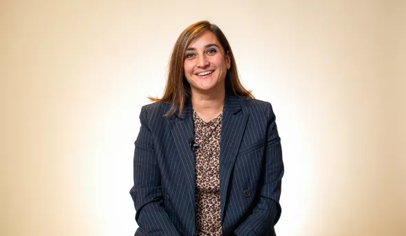 Ju témoigne face caméra.